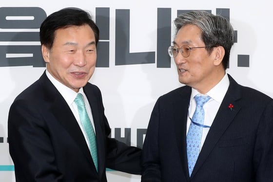 (서울=뉴스1) 민경석 기자 = 손학규 바른미래당 대표와 노영민 신임 청와대 비서실장이 11일 서울 여의도 국회 당대표 회의실에서 만나 환담을 나누고 있다. 2019.1.11/뉴스1 <저작권자 © 뉴스1코리아, 무단전재 및 재배포 금지>
