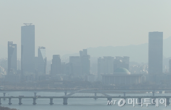 (서울=뉴스1) 신웅수 기자 = 미세먼지가 기승을 부린 19일 오후 서울 하늘공원에서 바라본 도심이 뿌옇다. 환경부 산하 국립환경과학원은 중부와 남부 지역에서 대기 정체로 미세먼지가 축적돼 농도가 높을 것으로 예보했다. 2018.12.19/뉴스1 <저작권자 © 뉴스1코리아, 무단전재 및 재배포 금지>