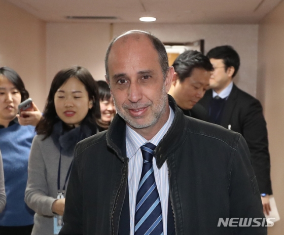 【서울=뉴시스】전진환 기자 = 조명균 통일부장관과 면담을 하는 토마스 오헤아 킨타나 유엔 북한인권 특별보고관이 7일 오후 서울 종로구 통일부 접견실로 들어오고 있다. 2019.01.07. amin2@newsis.com <저작권자ⓒ 공감언론 뉴시스통신사. 무단전재-재배포 금지.>
