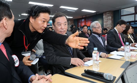 김병준 자유한국당 비상대책위원장이 10일 오후 서울 영등포구 자유한국당 당사에서 열린 자유한국당 조직위원장 선발 공개오디션에서 심사위원석에 앉아 행사 진행자의 설명을 듣고 있다. 시·도별 당원으로 구성된 평가단 50인의 현장 투표 40%, 조강특위 위원 심사 점수 60%를 합산해 현장에서 우열이 가려질 예정이다. 과정은 한국당 홈페이지, 페이스북, 유튜브(오른소리)에서 중계된다. /사진=뉴스1