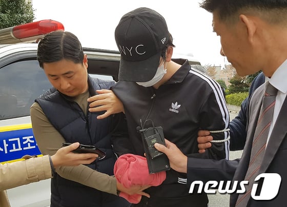 부산 해운대 미포오거리 횡단보도에서 신호를 기다리던 22살 군인 윤창호씨를 들이받아 숨지게 한 BMW 운전자 박모씨(26)가 지난해 11월 11일 오후 부산지법 동부지원에서 열리는 구속 전 피의자 심문(영장실질심사)에 출석하는 모습/사진=뉴스1