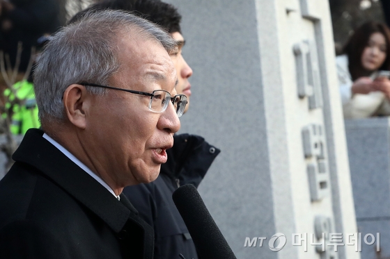 '사법농단 의혹'의 정점인 양승태 전 대법원장(71)이 검찰 소환을 앞둔 11일 오전 서울 서초구 대법원 정문 앞에서 입장 발표를 하고 있다./사진=뉴스1