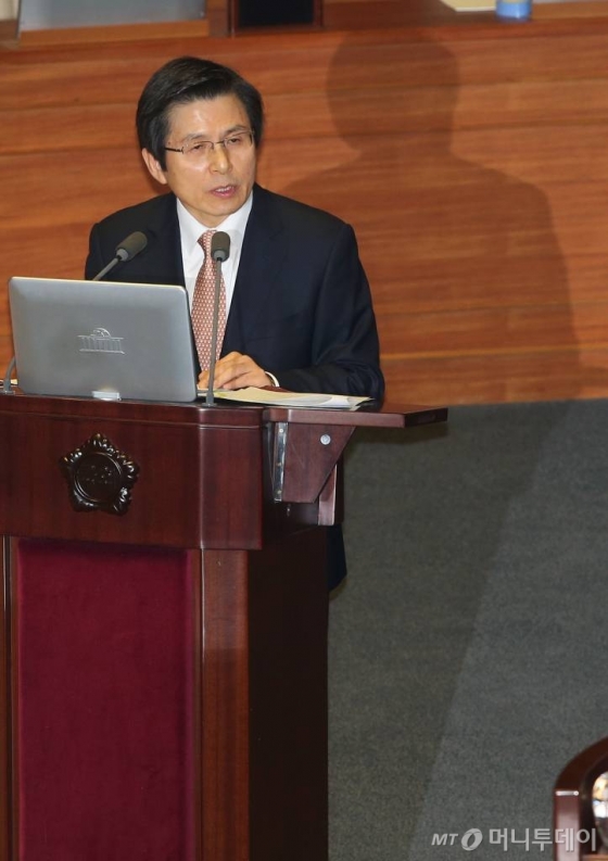 황교안 대통령 권한대행 국무총리가 10일 오후 서울 여의도 국회에서 열린 제349회 국회(임시회) 제7차 본회의 정치·외교·통일·안보·교육·사회·문화에 관한 대정부질문에 출석해 의원들의 질문에 답변하고 있다. /사진=이동훈 기자