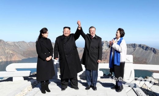 평양정상회담 사흘째인 20일 오전 문재인 대통령과 김정은 국무위원장이 백두산 정상인 장군봉에 올라 손을 맞잡아 들어올리고 있다. 2018.9.20 / 평양사진공동취재단