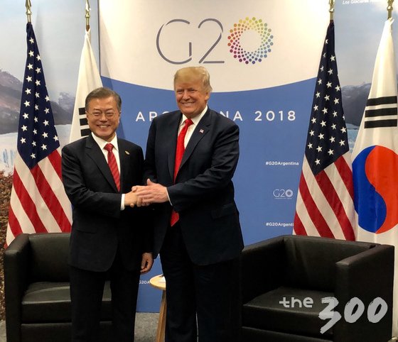 문재인 대통령과 도널드 트럼프 미국 대통령이 30일(현지시간) G20 정상회의가 열리는 아르헨티나 부에노스아이레스 코스타 살게로 센터에서 양자회담에 앞서 악수하고 있다. (백악관 트위터) 2018.12.1/뉴스1
