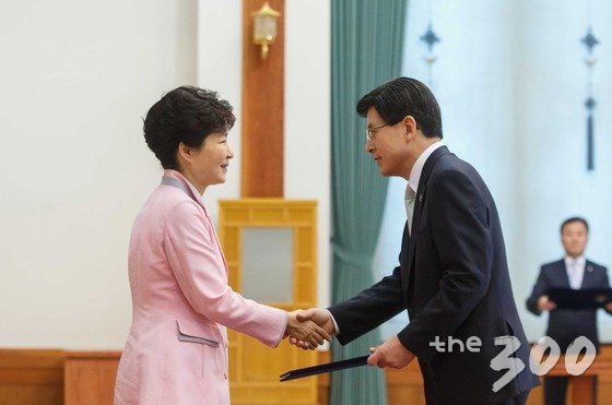 박근혜 대통령이 18일 청와대에서 황교안 신임 국무총리에게 임명장을 수여한 뒤 악수하고 있다. (청와대 제공) 2015.6.18/뉴스1
