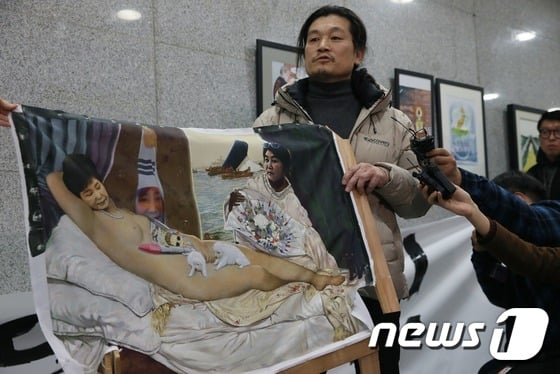 박근혜 대통령을 풍자한 '더러운 잠' 그림의 이구영 작가가 24일 서울 여의도 국회 의원회관 로비에서 열린 '곧, 바이! 展' 시국비판 풍자 전시회에서 보수단체의 그림 훼손과 관련해 입장을 밝히고 있다. 2017.1.24/뉴스1 © News1 송원영 기자
