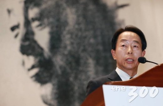 20일 오전 서울 영등포구 여의도 국회 의원회관에서 자유한국당 주최로 열린 故 김영삼 전 대통령 서거 3주기 추모식에서 김 전 대통령의 차남인 김현철 국민대학교 특임교수가 유가족 대표 추모사를 하고 있다./사진=이동훈 기자