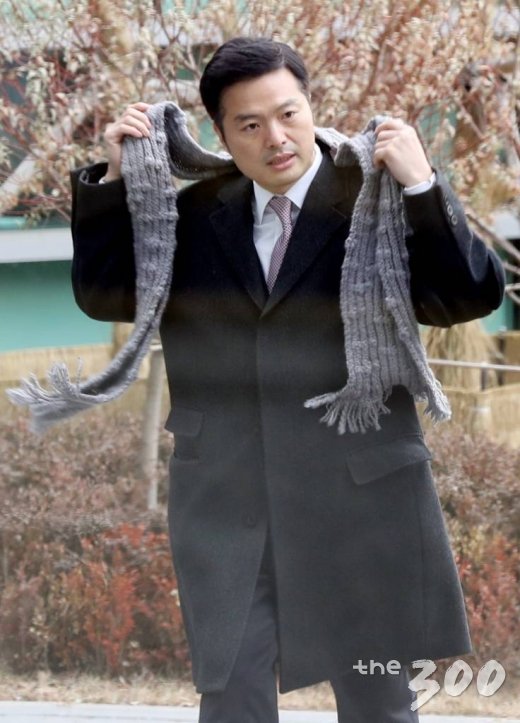 청와대 특별감찰반의 민간인 사찰 의혹을 폭로한 김태우 수사관이 참고인 조사를 위해 10일 오전 송파구 서울동부지검에 들어서고 있다./사진=이기범 기자