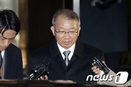 양승태 전 대법원장이 11일 오후 서울 서초구 중앙지방검찰청에서 사법농단 사건과 관련 피의자 신분으로 조사를 마친 후 귀가하고 있다. 사법부 수장을 지낸 고위인사가 피의자로 검찰 조사를 받기는 헌정 사상 처음이다. 2019.1.12/뉴스1 © News1 안은나 기자