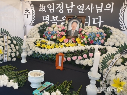 카카오 카풀 서비스 출시를 반대하며 분신해 사망한 택시기사 임정남(65)씨의 분향소가 지난 11일 여의도 국회 앞에 마련된 모습./사진=뉴시스