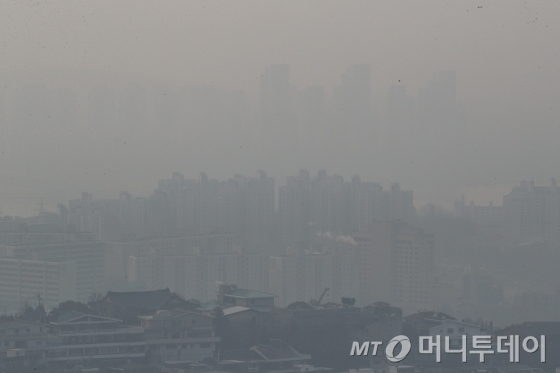 (서울=뉴스1) 성동훈 기자 = 전국 대부분 지역에 미세먼지가 기승을 부리고 있는 12일 오전 서울 중구 남산에서 바라본 서울 도심이 뿌옇다. 2019.1.12/뉴스1 <저작권자 ⓒ 뉴스1코리아, 무단전재 및 재배포 금지>