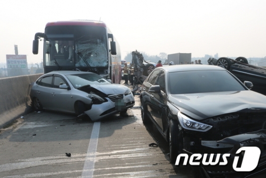 12일 오후 12시 30분쯤 중부고속도로 상행선 진천나들목 인근에서 고속버스 등 차량 10대가 연쇄 추돌했다./사진=충북소방본부 제공, 뉴스1<br>