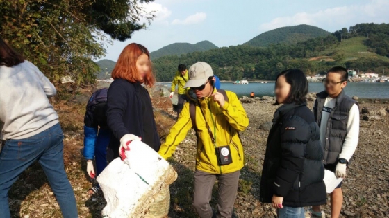 이종명 박사(가운데)가 대학생들과 바다쓰레기 조사하는 모습. /사진 제공=오션