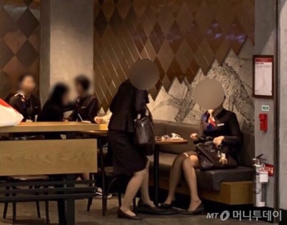 인천국제공항 커피숍에 승무원들이 앉아 있다./사진=임찬영 기자(인터뷰 내용과 관련없음)