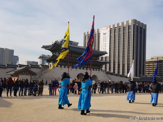 지난 16일 서울 종로구에 위치한 경복궁에서 교대의식이 진행되는 모습./사진=이지윤 기자