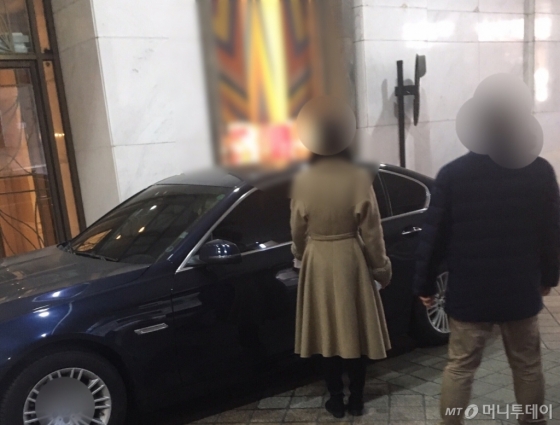 17일 오후 한 백화점 주차요원이 치마에 코트를 걸친 유니폼을 입고 주차 안내를 하고 있다./사진=남형도 기자