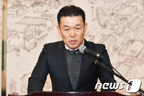 21일 강원 정선군 사북읍 사북 뿌리관에서 열린 김태호 고한·사북·남면·신동지역살리기공동추진위원장이 이·취임식에서 인사말을 하고 있다.(정선군청 제공) /뉴스1 © News1