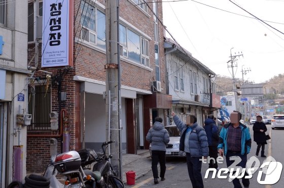 (목포=뉴스1) 한산 기자 = 시민들이 20일 오후 전남 목포시 대의동의 창성장을 바라보며 지나가고 있다. 창성장은 손혜원 의원의 조카와 지인 등이 2017년 사들인 후 리모델링해 게스트하우스로 운영 중인 곳이다.