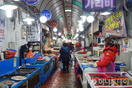 지난달 30일 거제 고현시장. 설 대목임에도 시장은 한산했다/사진=안정준 기자