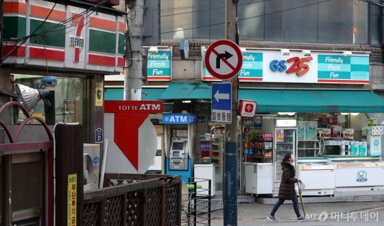 【서울=뉴시스】추상철 기자 = 공정거래위원회의 '편의점업계 근거리 출점 자제를 위한 자율 규약 선포식'을 통해 출점 거리제한이 18년 만에 부활된다. 4일 오후 서울 도심 이면도로를 사이에 두고 편의점이 마주한 채 영업을 하고 있다. 2018.12.04. scchoo@newsis.com <저작권자ⓒ 공감언론 뉴시스통신사. 무단전재-재배포 금지.>