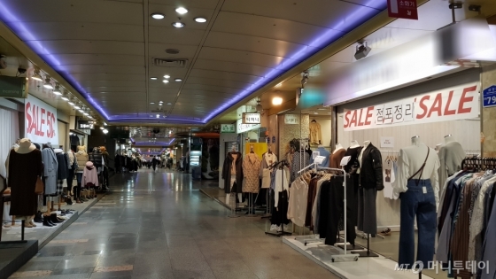 춘천지하쇼핑몰 내부 모습. 오른쪽에 '점포정리'라는 글귀가 눈에 띈다./사진= 박미주 기자