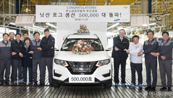 르노삼성차는 지난해 11월 27일 부산공장에서 중형 SUV(다목적스포츠차량) '로그'의 북미 수출 50만대 생산 돌파 기념식을 진행했다. 이 자리엔 (오른쪽 첫번째부터) 르노-닛산 얼라이언스의 프랑스, 일본, 한국을 대표하는 르노삼성차의 최고경영자(CEO) 도미닉 시뇨라 사장, 얼라이언스 제조부분의 일본-한국을 총괄하는 닛산의 혼다 세이지 부사장(SVP), 르노삼성차 제조본부장인 이기인 부사장 등을 비롯해 100여명의 관계자가 참석했다./사진제공=르노삼성자동차