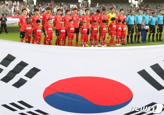 대한민국 축구대표팀 선수들이 지난 1월 25일 아랍에미리트연합(UAE) 아부다비 자예드 스포츠 시티 스타디움에서 열린 2019 아시아축구연맹(AFC) 아시안컵 8강 대한민국과 카타르의 경기에서 애국가를 부르고 있다. /사진=뉴스1<br>