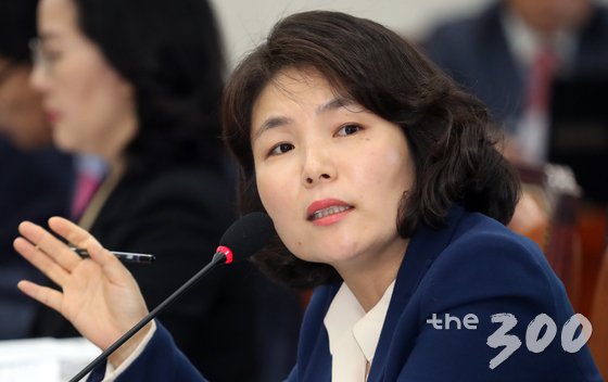 전희경 자유한국당 의원이 17일 오전 서울 여의도 국회에서 열린 교육위원회 국정감사에서 시도교육감들에게 질의를 하고 있다. 2018.10.17/뉴스1