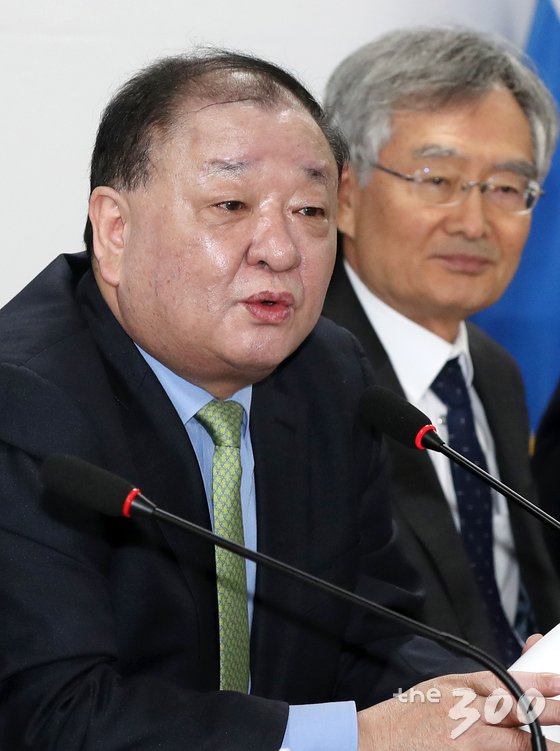 (서울=뉴스1) 민경석 기자 = 강창일 더불어민주당 역사와 정의 특별위원장이 19일 서울 여의도 국회의원회관에서 열린 '역사와 정의 특별위원회 당정청 정책토론회'에서 모두발언을 하고 있다. 2018.12.19/뉴스1