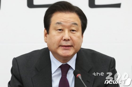(서울=뉴스1) 임세영 기자 = 김무성 자유한국당 의원이 30일 오전 서울 여의도 국회에서 열린 비대위원회-중진의원 연석회의에서 모두발언을 하고 있다. 2019.1.30/뉴스1