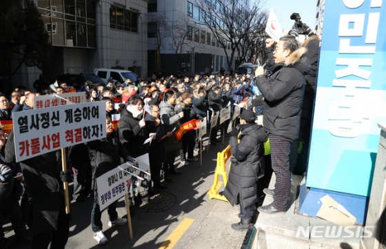 【서울=뉴시스】고승민 기자 = 11일 오전 서울 여의도 더불어민주당사 앞에서 택시업계 비상대책위원회 소속 기사들이 카풀 저지 집회를 하고 있다. 2019.02.11. kkssmm99@newsis.com