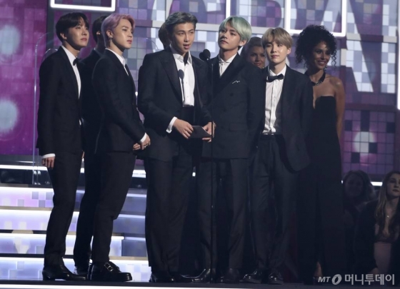 【로스앤젤레스=AP/뉴시스】그룹 방탄소년단(BTS)이 10일(현지시간) LA 스테이플스 센터에서 열린 제61회 그래미상 시상식에서 시상자로 무대에 올라 수상자를 호명하고 있다. '방탄소년단'은 K팝 가수 최초로 미국 최고 권위의 대중음악 시상식인 '그래미 어워즈' 시상자로 나서 '베스트 R&B 앨범' 부문을 시상했다. 2019.02.11. <저작권자ⓒ 공감언론 뉴시스통신사. 무단전재-재배포 금지.>