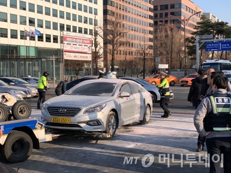 11일 오후 3시50분쯤 서울 여의도 국회 앞에서 택시기사 김모씨(62)가 분신을 시도해 전신 2도 화상을 입고 인근 병원으로 옮겨졌다./사진=이강준 기자