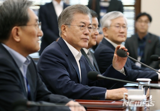 문재인 대통령이 11일 청와대 여민관에서 수석·보좌관 회의를 주재하고 있다. 2019.02.11. pak7130@newsis.com