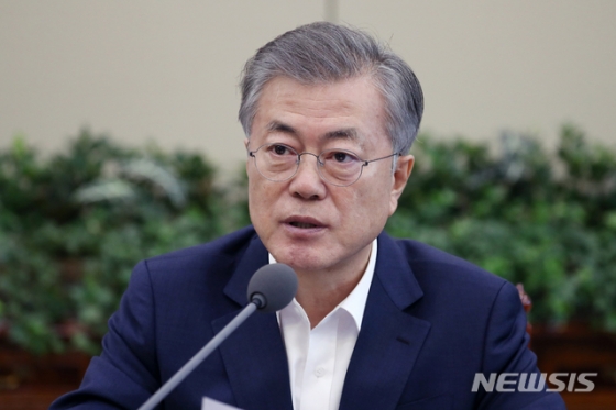 문재인 대통령이 11일 청와대 여민관에서 열린 수석·보좌관 회의에 참석하여 모두발언을 있다. 2019.02.11. pak7130@newsis.com