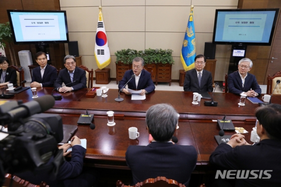 문재인 대통령이 11일 청와대 여민관에서 수석·보좌관 회의를 주재하고 있다. 2019.02.11. pak7130@newsis.com