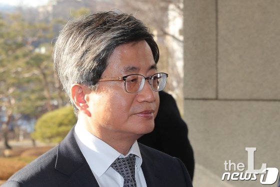 김명수 대법원장이 11일 오전 서울 서초구 대법원으로 출근하고 있다./사진=뉴스1