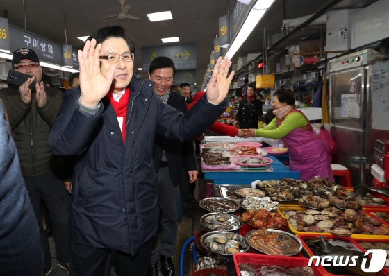 자유한국당 당권 도전을 선언한 황교안 전 국무총리가 11일 오후 부산 자갈치시장에서 지지자들에게 손을 흔들고 있다. /사진=뉴스1