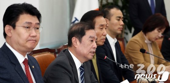 김병준 자유한국당 비상대책위원장이 11일 서울 여의도 국회에서 열린 비상대책위원회에서 모두발언을 하고 있다/사진=뉴스1