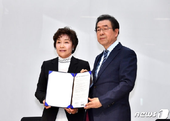 유치도시로 선정 후 박원순 시울시장(오른쪽)이 유치협약에 서명한 뒤 김영채 대한체육회 부회장(왼쪽)과 함께 기념촬영을 하고 있다. /사진=뉴스1(서울시 제공)