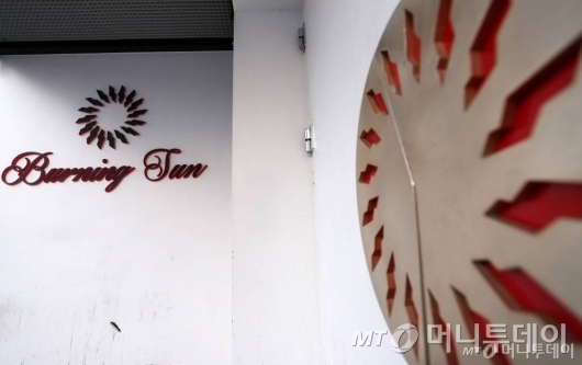 최근 마약·성폭행 의혹이 제기돼 경찰 수사를 받고 있는 강남 유명 클럽 '버닝썬' 입구/사진=김창현 기자
