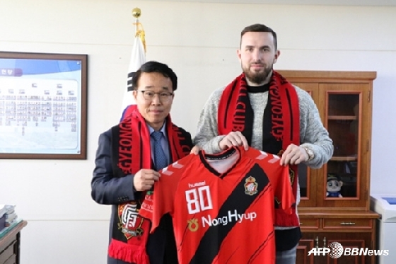 조던 머치(오른쪽)./ 사진=경남FC 제공