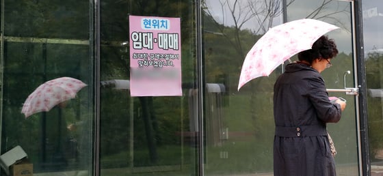 세종시 어진동 정부세종청사 주변 상가에 상가 임대 현수막이 걸려있다. /사진제공=뉴스1