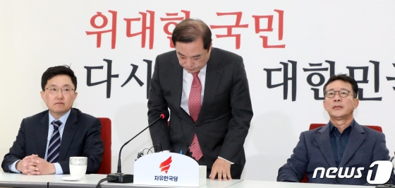 김병준 자유한국당 비상대책위원장이 12일 서울 여의도 국회 당 대표실에서 열린 김진태, 김순례, 이종명 의원의 5.18 공청회 발언과 관련 기자회견에서 사과인사를 하고 있다. /사진=뉴스1