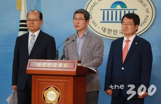 국회 국방위원회 소속 이종명, 김학용, 백승주(왼쪽부터) 자유한국당 의원이 2일 오후 서울 여의도 국회 정론관에서 송영무 국방부 장관 후보자의 자진사퇴-지명철회를 촉구하는 기자회견을 하고 있다. /사진=이동훈 기자