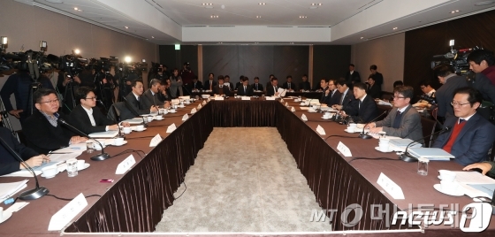 (서울=뉴스1) 허경 기자 = 박능후 보건복지부 장관이 1일 서울 중구 플라자 호텔에서 열린 '2차 국민연금기금운용위원회'에서 모두발언을 하고 있다. 이날 회의에서는 국민연금의 한진그룹에 대한 경영 참여 여부에 대한 최종 결론을 내릴 예정이다. 2019.2.1/뉴스1
