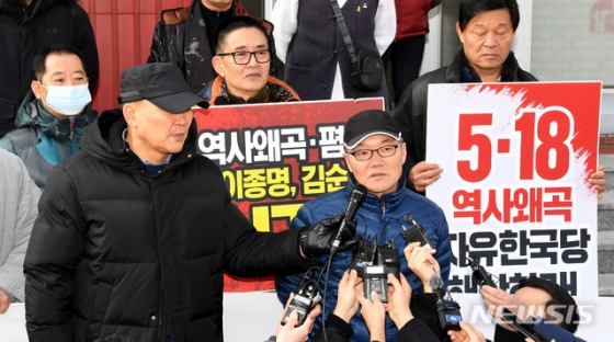 【광주=뉴시스】 신대희 기자 = 5·18 유공자 양기남(59, 1980년 5월27일 최후항쟁 참여 시민군)씨가 12일 광주 북구 중흥동 자유한국당 광주시·전남도당사 앞에서 김진태 의원 방문에 앞서 항의 발언을 하고 있다. 극우논객 지만원씨는 양기남씨를 북한 특수군 36호(최룡해 노동당 중앙위원회 부위원장)로 비방해 허위사실공표 등 혐의로 재판을 받고 있다. 2019.02.12. sdhdream@newsis.com
