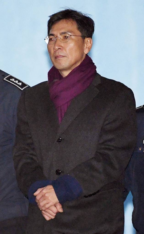 수행비서 성폭행 혐의로 기소돼 1심에서 무죄를 선고받은 안희정 전 충청남도 지사가 1일 오후 서울 서초구 서울고등법원에서 열린 2심 선고공판에서 징역 3년6개월을 선고받은 후 법정 구속돼 구치소로 향하는 호송차에 오르고 있다./사진=뉴시스