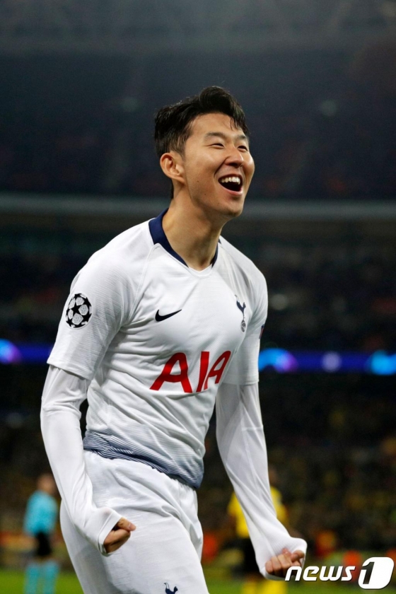 손흥민이 13일(현지시간) 런던 웸블리 스타디움에서 열린 도르트문트와의 UEFA 챔피언스리그 16강 1차전 경기에서 팀의 첫 골을 넣은 뒤 기뻐하고 있다. 손흥민은 이날 결승 득점으로 4경기 연속골을 터뜨려 시즌 16호 골을 기록했다. /AFP=뉴스1